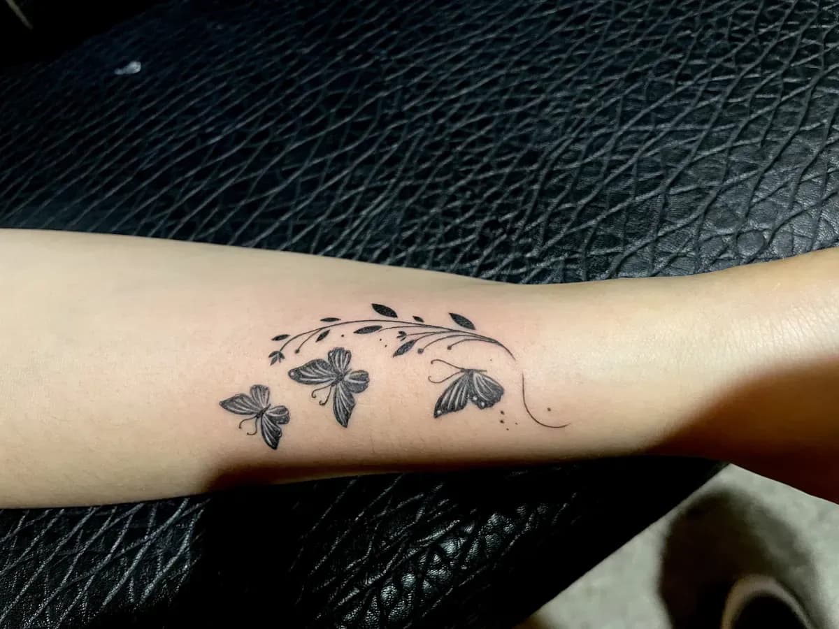 여자 팔 나비타투, 블랙워크로 완성한 감성적인 작품 소개 - 1