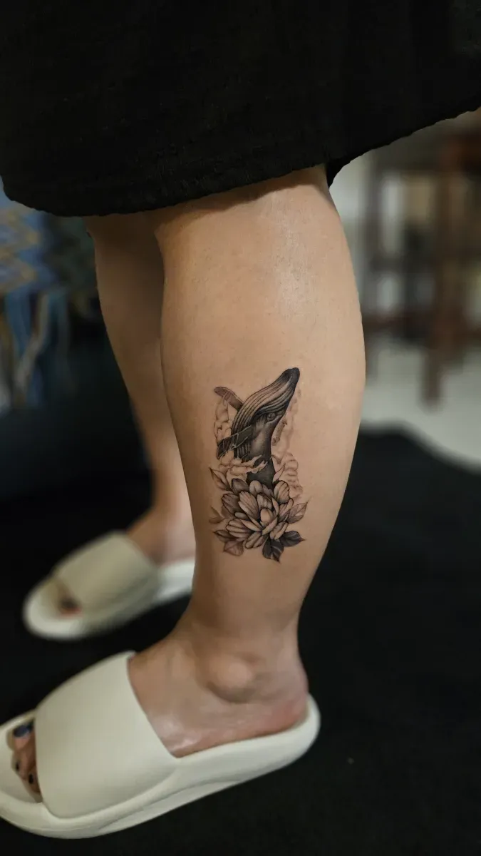 종아리 고래 & 연꽃 타투