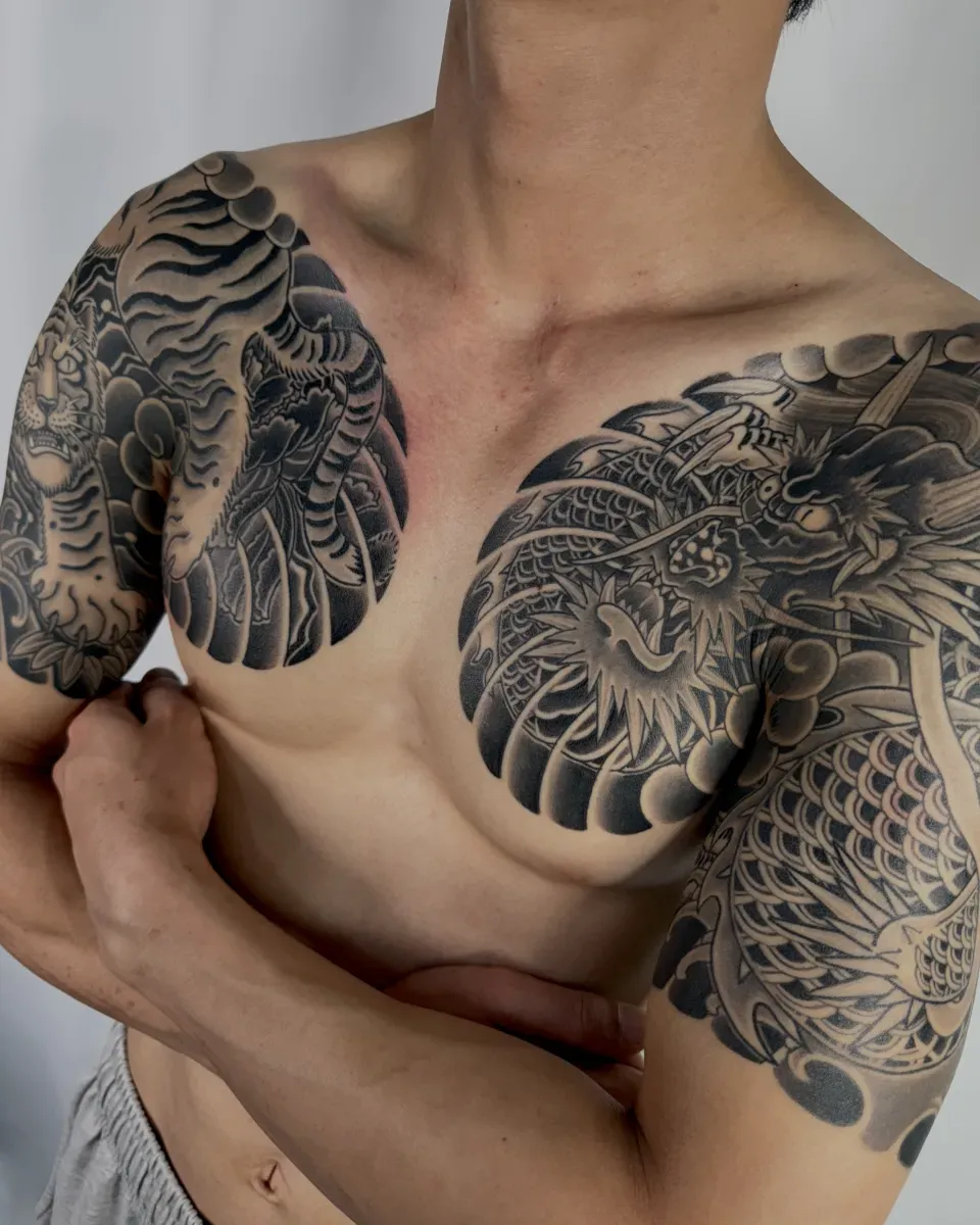 이레즈미타투 가슴반팔 용호상박 블랙엔그레이 부천타투 인천타투 제로타투 - 1