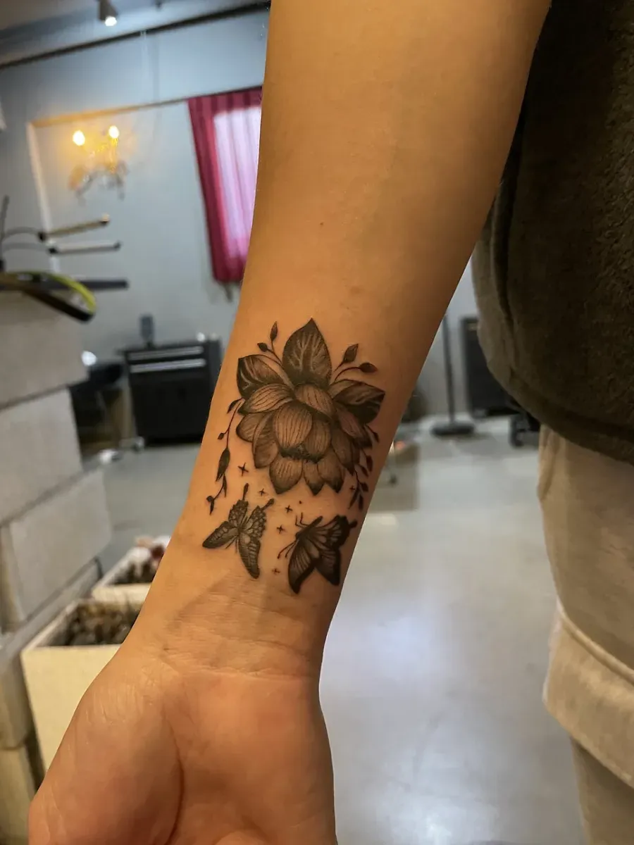 여성 손목 연꽃과 나비 수유타투 - 1