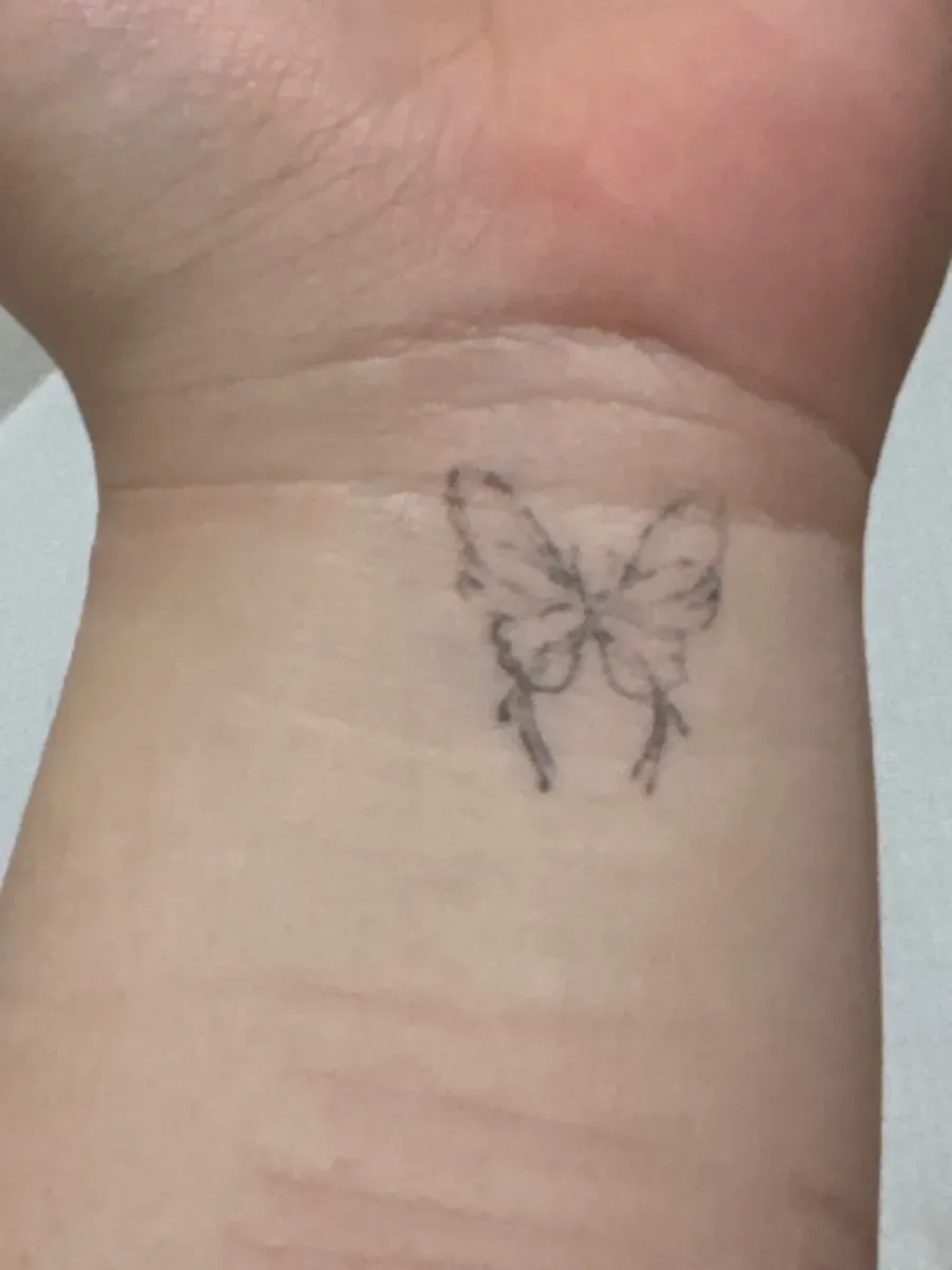 나비 꽃 블랙앤그레이 타투