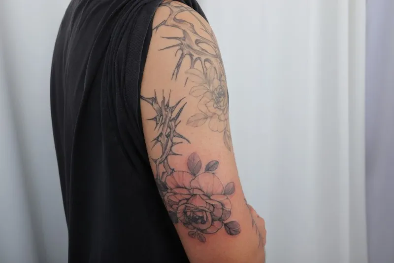 긴팔타투, 홍대타투, 서울타투, 팔타투, 장미타투, 꽃타투, 타투, tattoo, girltattoo, hongdaetattoo, seoultattoo, rosetattoo, #longsleevetattoo - 1