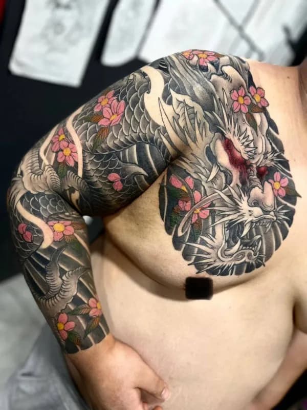 가슴긴팔 용타투