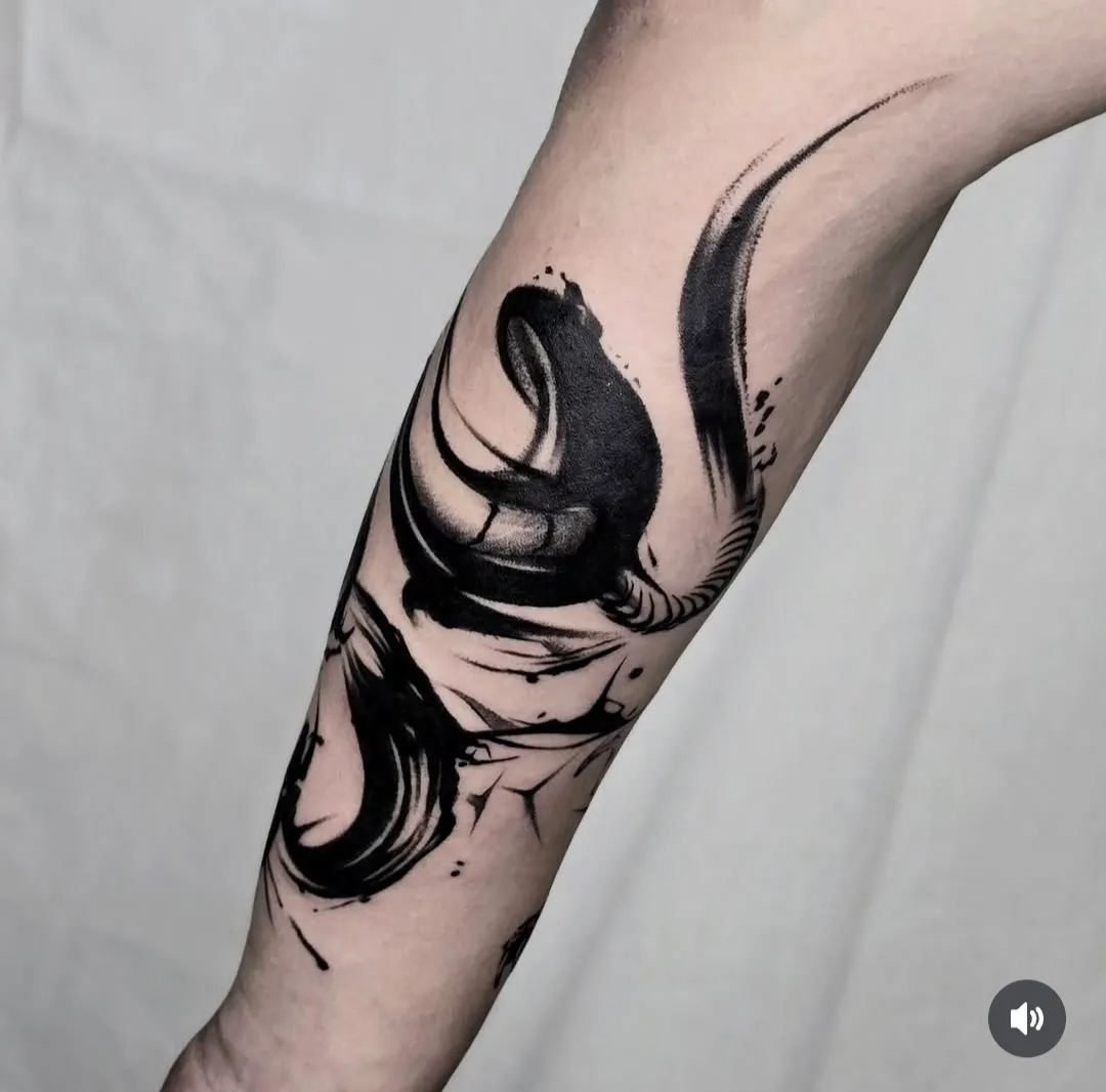 뱀 먹타투(팔한바퀴)