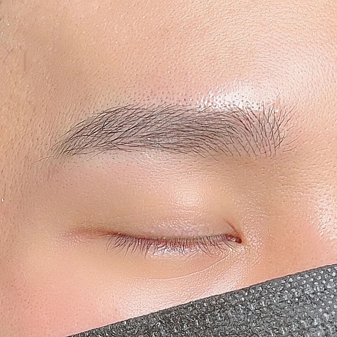 남자 연한 눈썹 - 1