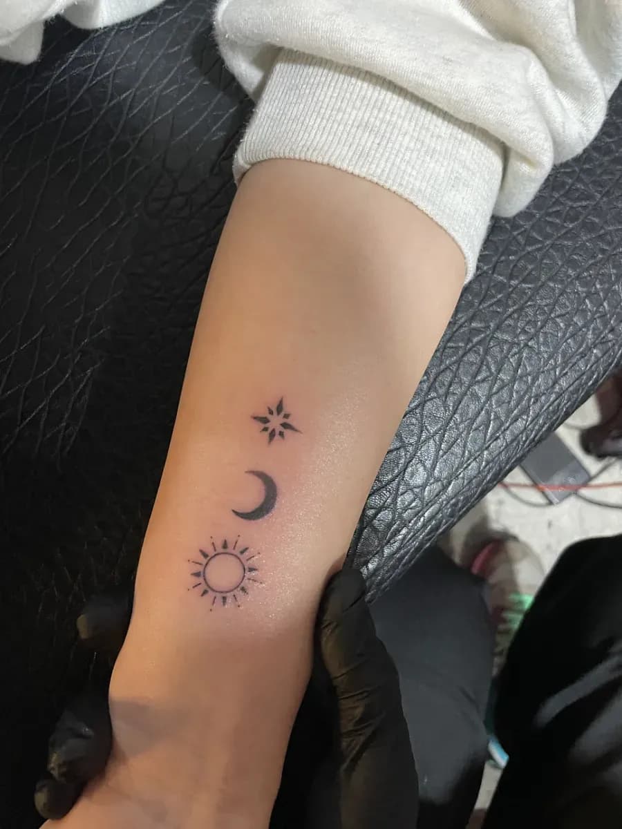 여자 손목 타투 해달별타투에 담긴 섬세한 아름다움 - 1